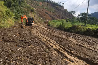 Từ tháng 8 tới nay, cứ sau mưa lớn là đỉnh đèo Khau Thăm bị sạt lở, vùi lấp toàn bộ lòng đường, tràn xuống ruộng của người dân dưới ta-luy âm. 