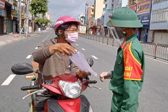 Kiểm tra giấy đi đường các đối tượng ưu tiên lưu thông trong thời gian giãn cách xã hội.
