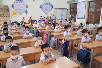 Học sinh Trường Tiểu học Trần Phú, thành phố Hà Giang khai giảng năm học mới trong tiết học đầu tiên .