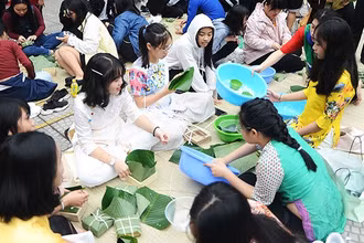 Cùng nhau gói bánh. Ảnh: HẢI NỮ