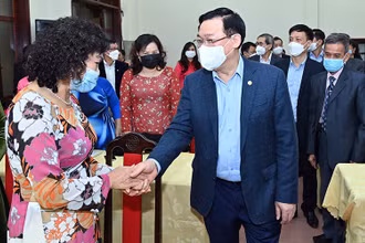 Chủ tịch Quốc hội Vương Đình Huệ với người dân tổ dân phố số 6 phường Quán Thánh, quận Ba Đình (Hà Nội). (Ảnh: Duy Linh)
