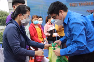 Các đơn vị trao quà hỗ trợ an sinh cho các công nhân khu chế xuất Linh Trung 1.