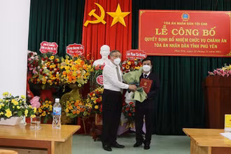 Chánh án Tòa án nhân dân tối cao Nguyễn Hòa Bình trao quyết định điều động và bổ nhiệm Chánh án Tòa án nhân dân tỉnh Phú Yên cho đồng chí Trần Huy Đức.