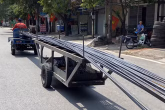 Xe tự chế ngang nhiên chở sắt trên phố.