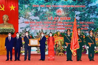 Đồng chí Võ Văn Thưởng đã trao Huân chương Độc lập hạng ba cho Đảng bộ và nhân dân các dân tộc tỉnh Tuyên Quang.