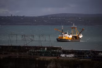 Thuyền đánh cá Billy Rowney rời Cảng Newlyn, Anh. Ảnh: Reuters.