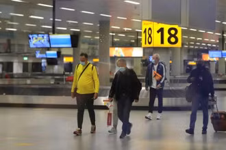 Hành khách tại sân bay Schiphol ở Amsterdam, Hà Lan, ngày 27/11. (Ảnh: Reuters)