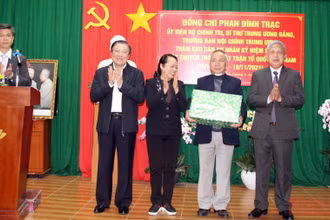 Đồng chí Phan Đình Trạc trao quà tặng Tổ dân phố 3 Phan Chu Trinh, phường 9, thành phố Đà Lạt. (Ảnh: MAI VĂN BẢO)