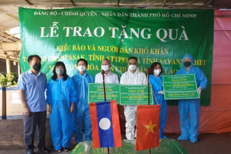 Đại diện Ủy ban về Người Việt Nam ở nước ngoài TP Hồ Chí Minh trao qua cho các đơn vị.