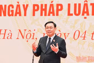 Chủ tịch Quốc hội Vương Đình Huệ phát biểu tại buổi gặp mặt nhân Ngày Pháp luật Việt Nam. (Ảnh: Duy Linh)