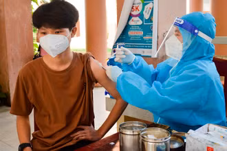 Tiêm vaccine cho học sinh tại Trường trung học phổ thông Đỗ Công Tường (thành phố Cao Lãnh, Đồng Tháp).