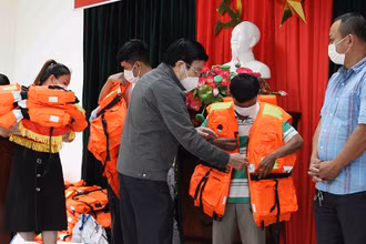 Trao tặng áo phao đa năng cho ngư dân.
