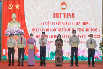 Trao kỷ niệm chương “Vì sự nghiệp Đại đoàn kết” cho các cá nhân.
