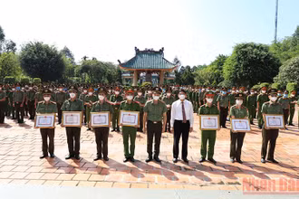 Trao tặng bằng khen cho 7 tập thể, cá nhân các đơn vị Bộ Công an có thành tích xuất sắc trong hỗ trợ Đồng Nai chống dịch.