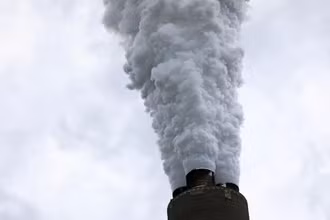 Khí thải bốc lên từ Nhà máy điện Harrison ở Haywood, Tây Virginia, Mỹ vào tháng 5/2018. Ảnh: Reuters.