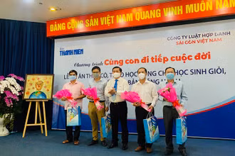 Nhà báo Nguyễn Ngọc Toàn, Tổng biên tập báo Thanh Niên tặng hoa tri ân các thầy cô giáo.