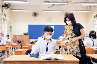 Học sinh Trường THPT Trần Phú-Hà Nội bảo đảm giãn cách trong giờ học, tháng 11/2020. (Ảnh: LƯU LY)