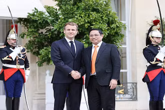 Tổng thống Pháp Emmanuel Macron đón Thủ tướng Phạm Minh Chính. Ảnh TTXVN