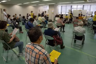 Người dân xếp hàng chờ tiêm vaccine phòng Covid-19 tại Tokyo (Nhật Bản), ngày 24/5/2021. (Ảnh: AFP/TTXVN)