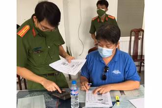 Nguyễn Xuân Quan tại cơ quan công an. (Ảnh: Công an thành phố Cần Thơ)