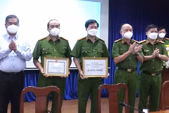 Lãnh đạo Công an tỉnh Bình Dương và lãnh đạo UBND thị xã Tân Uyên trao thưởng và Giấy khen cho Ban chuyên án.