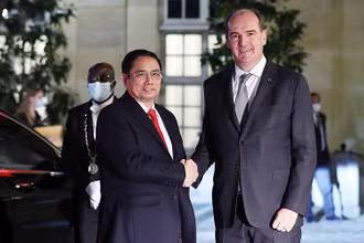 Chiều tối 3/11 (giờ địa phương), tại Ðiện Matignon ở Thủ đô Paris, Thủ tướng Pháp Jean Castex đón và hội đàm với Thủ tướng Phạm Minh Chính. Ảnh TTXVN 
