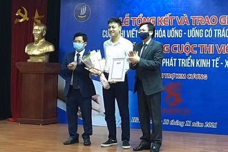 Tác giả Nguyễn Văn Công nhận giải A.