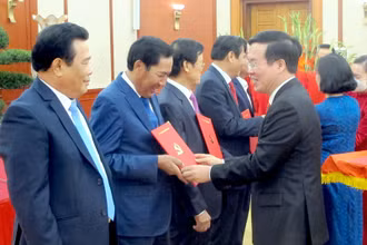 Đồng chí Võ Văn Thưởng trao quyết định nghỉ hưu cho các đồng chỉ Ủy viên Trung ương Đảng không tái cử khóa XIII.