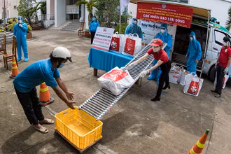 Chợ nhân đạo lưu động hỗ trợ người dân trong dịch Covid-19 (Ảnh: VNRC).