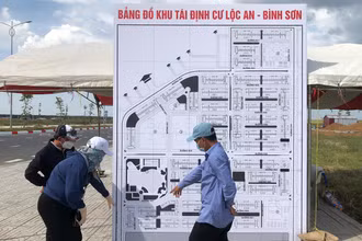 Một điểm giao dịch dựng hẳn bản đồ tổng thể các lô đất để giới thiệu cho khách tìm hiểu ngay trong khu tái định cư Lộc An - Bình Sơn.
