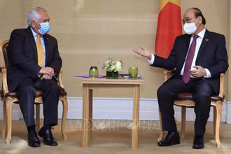Chủ tịch nước Nguyễn Xuân Phúc tiếp Bộ trưởng Y tế Chile Oscar Enrique Paris. (Ảnh: Thống Nhất/TTXVN)