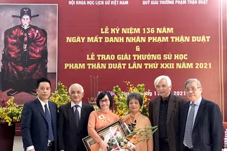 TS Nguyễn Kim Dung được trao giải nhất Giải thưởng sử học Phạm Thận Duật lần thứ 22, năm 2021.