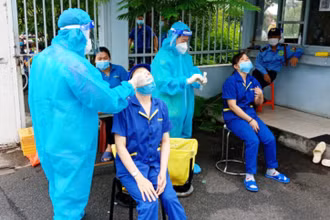 Một doanh nghiệp tổ chức test nhanh cho công nhân làm việc trong khu chế xuất Tân Thuận, quận 7.