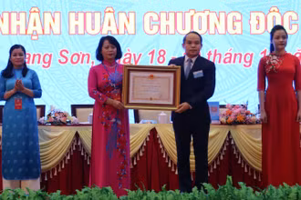 Đồng chí Nguyễn Quốc Đoàn, Ủy viên Trung ương Đảng, Bí thư Tỉnh ủy Lạng Sơn, thừa quyền của Chủ tịch nước trao tặng Huân chương Độc lập hạng Nhì cho Hội Liên hiệp phụ nữ tỉnh Lạng Sơn. 