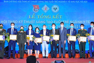 Đồng chí Bùi Quang Huy (thứ 4 từ phải sang trong ảnh) trao Kỷ niệm chương “Vì thế hệ trẻ” tặng lãnh đạo các bệnh viện.