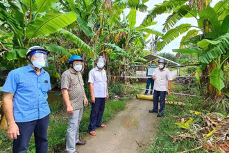 Bí thư Tỉnh ủy Cà Mau (cầm điện thoại) kiểm tra thực tế “điểm nóng” phong tỏa ở xã Khánh Hưng, huyện Trần Văn Thời.