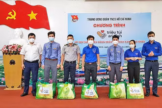 Đồng chí Bùi Quang Huy (ngoài cùng bên phải) trao “Túi an sinh” tặng đại diện thanh niên công nhân có hoàn cảnh khó khăn.
