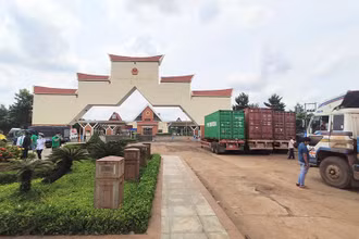 Thông thương hàng hóa qua các cửa khẩu đường bộ giữa Việt Nam và Campuchia vẫn được duy trì trong dịch Covid-19. (Ảnh: Nguyễn Hiệp)