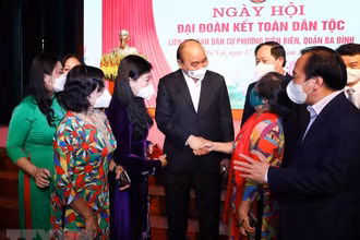Chủ tịch nước Nguyễn Xuân Phúc với nhân dân phường Điện Biên, quận Ba Đình, Hà Nội. (Ảnh: TTXVN)