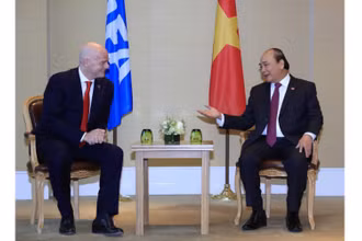 Chủ tịch nước Nguyễn Xuân Phúc tiếp Chủ tịch Liên đoàn Bóng đá Thế giới Gianni Infantino. (Ảnh: Thống Nhất/TTXVN)