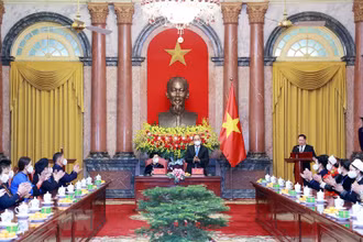 Chủ tịch nước Nguyễn Xuân Phúc gặp mặt Đoàn đại biểu người có uy tín, trưởng thôn tiêu biểu tỉnh Bắc Kạn. (Ảnh: TTXVN)
