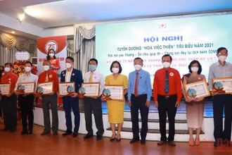 Tuyên dương 38 tập thể và 37 cá nhân “Hoa việc thiện” tiêu biểu năm 2021.