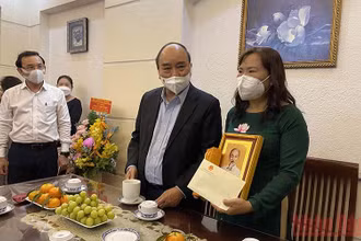 Chủ tịch nước Nguyễn Xuân Phúc thăm hỏi, chúc mừng Nhà giáo ưu tú Triệu Thị Huệ nhân Ngày Nhà giáo Việt Nam.