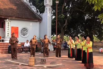 Trình diễn hát trống quân ở Hưng Yên.