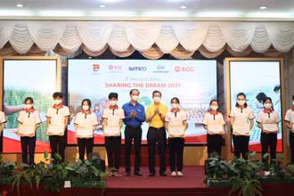 Trao học bổng cho 50 học sinh trung học phổ thông tỉnh Long An có hoàn cảnh khó khăn bị ảnh hưởng bởi dịch Covid-19.