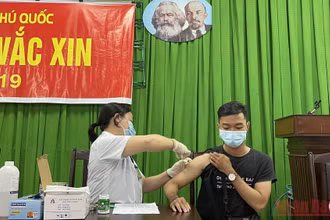 Kiên Giang đẩy nhanh tiến độ tiêm vaccine, phấn đấu đến 15/11 đạt 100% dân số từ 18 tuổi được tiêm 1 mũi vaccine phòng Covid-19. (Ảnh: VIỆT TIẾN)