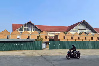 Dãy ki-ốt xây dựng sai phép ngay trước chợ trung tâm TP Bảo Lộc, Lâm Đồng.