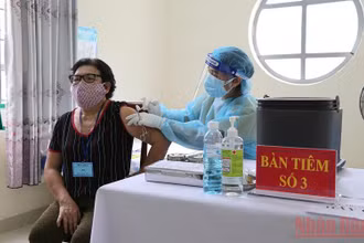 Đến hết ngày 28/11, Phú Yên đã có 86,9% dân số từ 18 tuổi trở lên tiêm vaccine phòng Covid-19, trong đó người tiêm đủ 2 mũi chiếm tỷ lệ 56,91%.