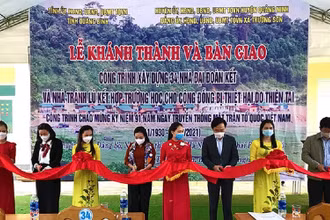 Cắt băng khánh thành, bàn giao nhà đại đoàn kết và nhà tránh lũ ho bản Sắt, xã Trường Sơn, huyện Quảng Ninh.
