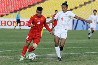 Tiền đạo Hồ Thanh Minh đi bóng trước cầu thủ U23 Myanmar. (Ảnh: VFF)